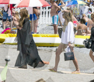 EXKLUSIV - Ferne McCann und Vicky Pattison bei Dreharbeiten am Beach von Positano