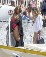 EXKLUSIV - Ferne McCann und Vicky Pattison bei Dreharbeiten am Beach von Positano