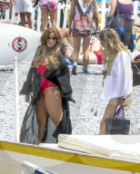 EXKLUSIV - Ferne McCann und Vicky Pattison bei Dreharbeiten am Beach von Positano