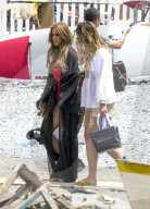 EXKLUSIV - Ferne McCann und Vicky Pattison bei Dreharbeiten am Beach von Positano