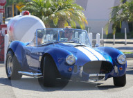 PEOPLE - Aaron Paul küsst Lauren Parsekian in seinem Shelby Cobra 