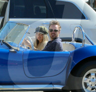 PEOPLE - Aaron Paul küsst Lauren Parsekian in seinem Shelby Cobra 