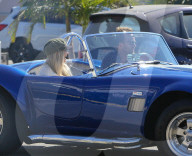 PEOPLE - Aaron Paul küsst Lauren Parsekian in seinem Shelby Cobra 