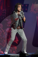PEOPLE - Star in Stripes: Alice Cooper auf der Bühne in Fort Lauderdale
