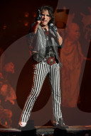 PEOPLE - Star in Stripes: Alice Cooper auf der Bühne in Fort Lauderdale