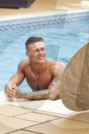 EXKLUSIV - Stud Alex Bowen bei Aufnahmen für seinen 'Strip-Kalender' 