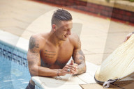 EXKLUSIV - Stud Alex Bowen bei Aufnahmen für seinen 'Strip-Kalender' 