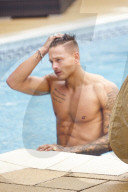 EXKLUSIV - Stud Alex Bowen bei Aufnahmen für seinen 'Strip-Kalender' 