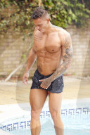 EXKLUSIV - Stud Alex Bowen bei Aufnahmen für seinen 'Strip-Kalender' 