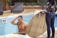 EXKLUSIV - Stud Alex Bowen bei Aufnahmen für seinen 'Strip-Kalender' 
