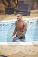 EXKLUSIV - Stud Alex Bowen bei Aufnahmen für seinen 'Strip-Kalender' 