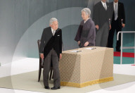 NEWS - Tokio: Das japanische Kaiserpaar verneigt sich vor dem Kriegsdenkmal