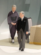 NEWS - Tokio: Das japanische Kaiserpaar verneigt sich vor dem Kriegsdenkmal