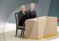 NEWS - Tokio: Das japanische Kaiserpaar verneigt sich vor dem Kriegsdenkmal