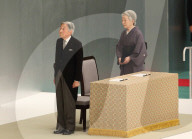 NEWS - Tokio: Das japanische Kaiserpaar verneigt sich vor dem Kriegsdenkmal