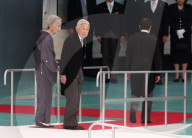 NEWS - Tokio: Das japanische Kaiserpaar verneigt sich vor dem Kriegsdenkmal