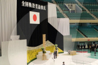NEWS - Tokio: Das japanische Kaiserpaar verneigt sich vor dem Kriegsdenkmal