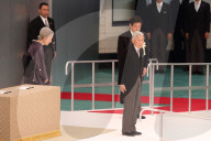 NEWS - Tokio: Das japanische Kaiserpaar verneigt sich vor dem Kriegsdenkmal