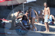EXKLUSIV - Minnie Driver entspannt sich am Strand mit ihrem Freund Neville Wakefield in Malibu