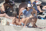 EXKLUSIV - Minnie Driver entspannt sich am Strand mit ihrem Freund Neville Wakefield in Malibu