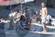 EXKLUSIV - Minnie Driver entspannt sich am Strand mit ihrem Freund Neville Wakefield in Malibu