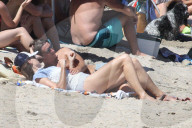 EXKLUSIV - Minnie Driver entspannt sich am Strand mit ihrem Freund Neville Wakefield in Malibu
