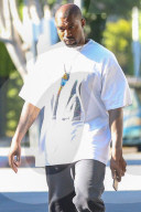 PEOPLE - Kanye West lässig gekleidet Kanye West lässig gekeidet auf dem Weg ins Büro 