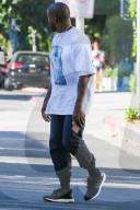 PEOPLE - Kanye West lässig gekleidet Kanye West lässig gekeidet auf dem Weg ins Büro 
