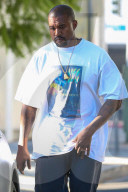 PEOPLE - Kanye West lässig gekleidet Kanye West lässig gekeidet auf dem Weg ins Büro 