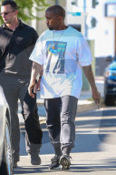 PEOPLE - Kanye West lässig gekleidet Kanye West lässig gekeidet auf dem Weg ins Büro 