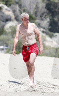 PEOPLE - John McEnroe enspannt sich am Strand in Malibu