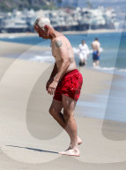 PEOPLE - John McEnroe enspannt sich am Strand in Malibu