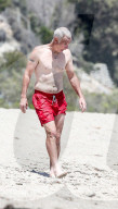 PEOPLE - John McEnroe enspannt sich am Strand in Malibu