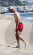 PEOPLE - John McEnroe enspannt sich am Strand in Malibu