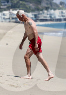 PEOPLE - John McEnroe enspannt sich am Strand in Malibu