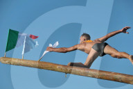 FEATURE - Teilnehmer beim 'Greased Pole' Wettbewerb in Italien