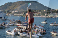FEATURE - Teilnehmer beim 'Greased Pole' Wettbewerb in Italien