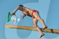 FEATURE - Teilnehmer beim 'Greased Pole' Wettbewerb in Italien