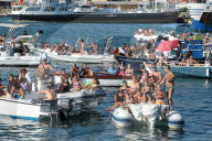 FEATURE - Teilnehmer beim 'Greased Pole' Wettbewerb in Italien