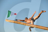 FEATURE - Teilnehmer beim 'Greased Pole' Wettbewerb in Italien