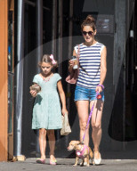 PEOPLE - Katie Holmes und Klein Suri gehen mit dem Chihuahua spazieren