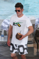 PEOPLE - Zac Efron chillts mit einer Kokosnuss am Pool in Rio