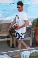 PEOPLE - Zac Efron chillts mit einer Kokosnuss am Pool in Rio