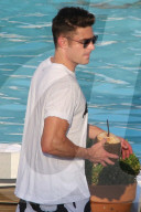 PEOPLE - Zac Efron chillts mit einer Kokosnuss am Pool in Rio