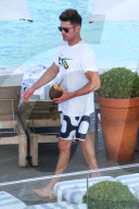PEOPLE - Zac Efron chillts mit einer Kokosnuss am Pool in Rio