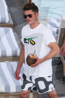 PEOPLE - Zac Efron chillts mit einer Kokosnuss am Pool in Rio