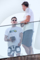 PEOPLE - Zac Efron chillts mit einer Kokosnuss am Pool in Rio