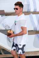 PEOPLE - Zac Efron chillts mit einer Kokosnuss am Pool in Rio
