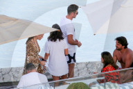PEOPLE - Zac Efron chillts mit einer Kokosnuss am Pool in Rio