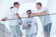 PEOPLE - Zac Efron chillts mit einer Kokosnuss am Pool in Rio
